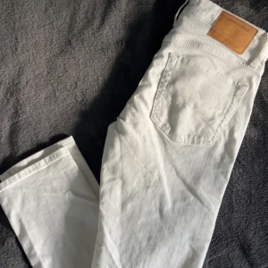 Vita jeans  - Vita jeans - Jack&jones - Slim Glenn - Storlek: W28 L32 - Mycket bra skick - Nypris: 499kr - Mitt pris: 249kr - hör av dig vid funderingar 💫