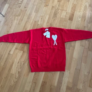 Röd Ami Paris sweater  - Säljer en Röd Ami paris sweater i storlek L. Har aldrig använts innan och är i helt nytt skick. Den kommer med etikett. Jag skickar inom 1 dag 📦📦