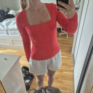 Röd långärmad topp från Pieces - Säljer en snygg röd långärmad topp från Pieces med fyrkantig urringning. Modellen är tight och sitter figurnära, perfekt att styla med jeans eller kjol. Tunt och stretchigt material som känns skönt mot huden. Enkel men trendig design som sticker ut med sin färg. Säljer då den inte används, använd fåtal gånger. Hör av dig vid frågor💕