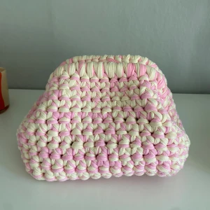 Handgjorda virkade väskor  - Unika handgjorda virkade clutches. Tar emot beställningar på valfria färger🩷 Perfekt för att bära småsaker till skolan eller användas som necessär💕Pris varierar mellan 220 kr och uppåt🤗