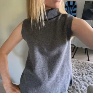 Grå ärmlös polotopp i stickad stil - Säljer en grå stickad polotopp från Zara. En av mina favvotröjor, så cool!