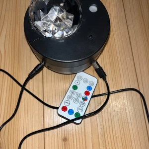 Galaksi projektori - Jyskin alle vuoden käytössä ollut galaksi projektori. Muuten toimiva mutta laser ominaisuus välillä temppuillut. Osaava saattaa saada toimimaan. Toimivana poistettu käytöstä. Kaukkarissa patteri mukana, mutta saattaa olla virta lopussa, kaupasta saa uusia. Monta väri vaihtoehtoa. Ovh noin 25€. Eläintalous MMM, lisätietoja saa kysymällä Katso myös muut ilmoitukseni Tarjoa 