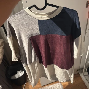 Colorblock t-shirt från Le Vichy - Snygg t-shirt från Le Vichy med cool colorblock-design i marinblått, vinrött och beige. Rund hals och korta ärmar. Patch med Le Vichy-logga på ena ärmen. Mjuk bomullskänsla och loose fit för chill vibe. Storlek XS passar S/M