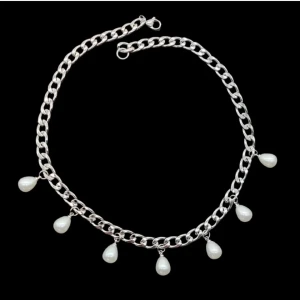 Chunky silver halsband med pärlor - Stilrent chunky halsband i silverfärgad metall med sju droppformade vita pärlor som hänger längs kedjan. Perfekt statement piece för dig som vill sticka ut och addera lite edge till din look. Lätt att matcha med både streetwear och mer dressade outfits.