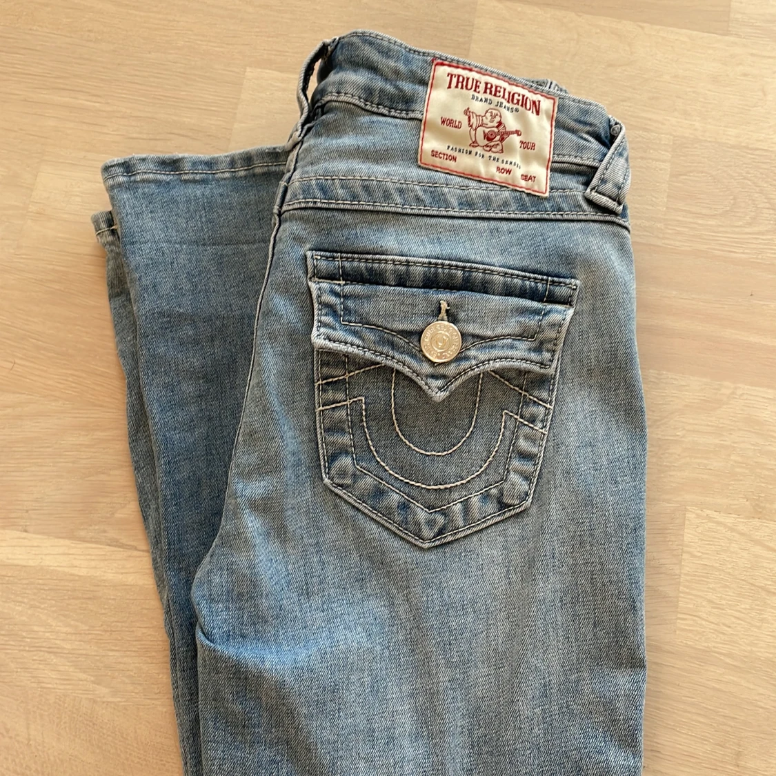 True Religion ljusblå jeans med detaljer 25W