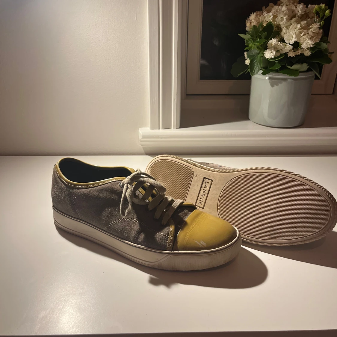 Lanvin sneakers i mocka och lack