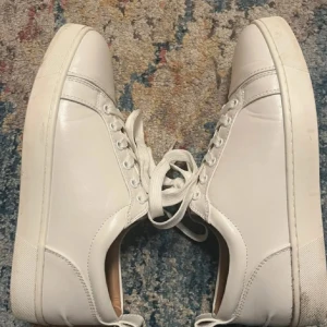 Vita Christian Louboutin - Snygga vita skor från Christian Louboutin. Stl 39. Finns tecken på användning men är bra skick. Äkta. Skolådan o påse som tillhör skorna följer med. Pris diskuterbart. 