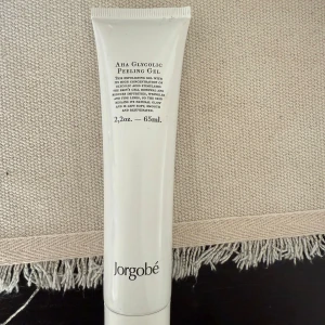 Jorgobé AHA Glycolic Peeling Gel - Fräsch vit tub med 65 ml exfolierande peeling gel från Jorgobé. Innehåller glykolsyra som boostar hudens cellförnyelse och ger glow. Perfekt för dig som vill ha mjuk och slät hud med extra lyster.