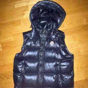 moncler väst - moncler väst. Storlek S. bra skick