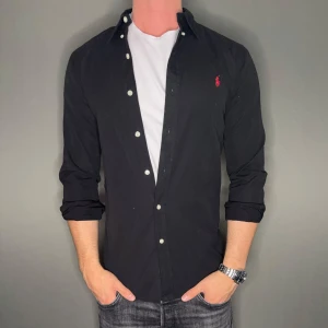 Ralph lauren skjorta - Hej säljer nu min fina Ralph lauren skjorta i storlek M. Den är i nyskick och kommer vara otroligt snygg nu i höst. Nypris cirka 1600kr! Vi kommer att sälja liknande produkter så glöm inte följa profilen!🌊🍾