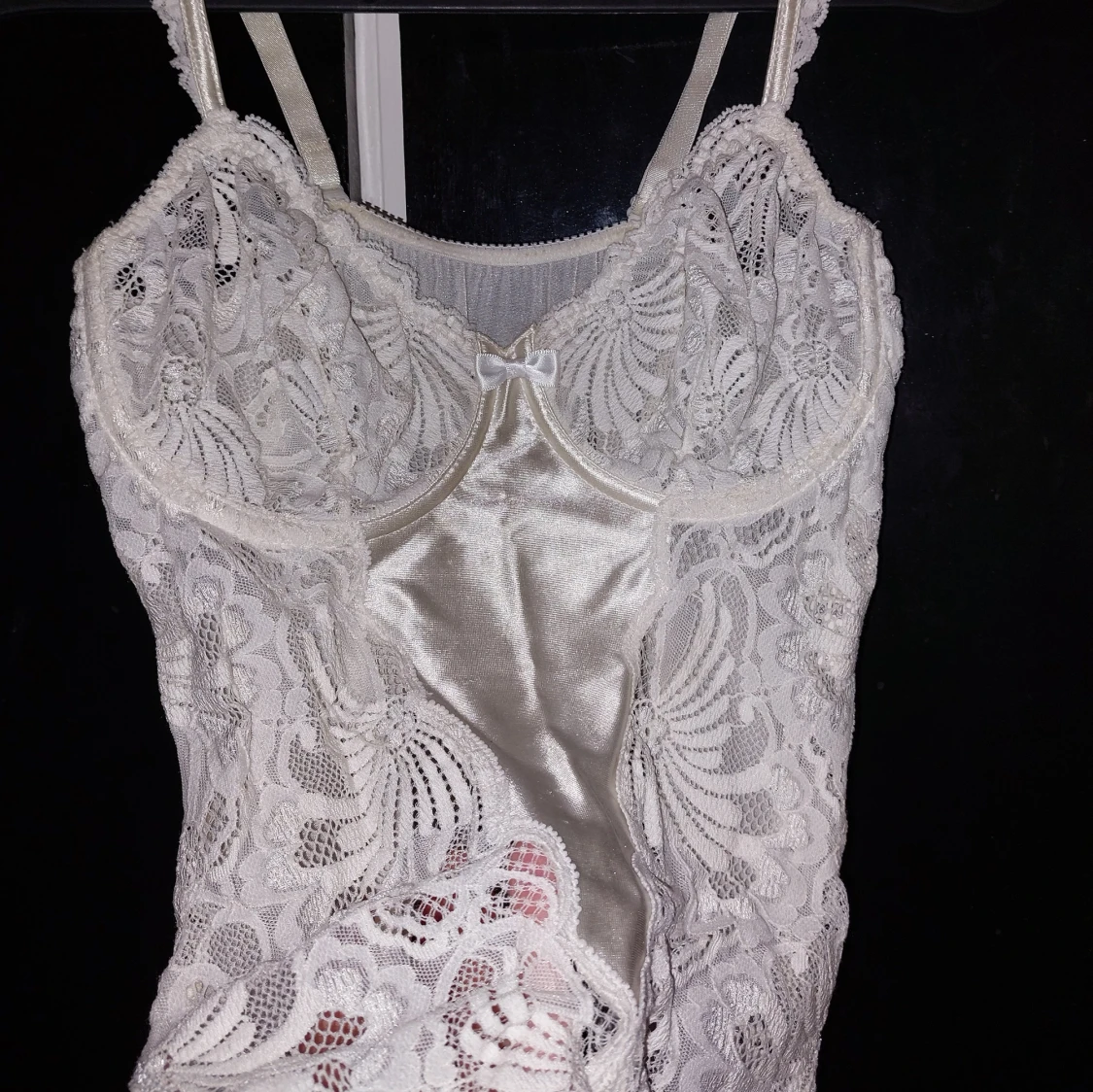 Vit spetsig korsett med satin - 1