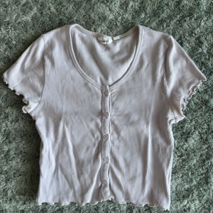 Ljuslila ribbad topp från KappAhl - Superfin ljuslila ribbad topp från Kappahl med vågiga kanter i storlek 158/164!💜