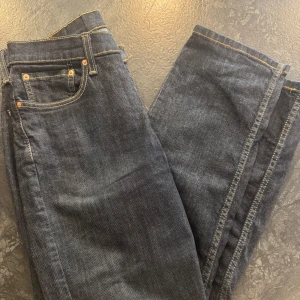 Levi's 514 mörkblå jeans  - Säljer ett par klassiska Levi's 514 , W32 L30 jeans i mörkblå denim. Passformen och looken påminner om grisch stilen. Inga problem med de alls och är som ny skick! Passar mig som normalt brukar ha längden 32 men med den här så passar 30! Hojta till vid eventuella frågor! 