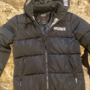 Hoodrich jacka svart - 10/10 i skick finns inga fel. Den säljs inte längre, storlek S perfekt nu inför vintern