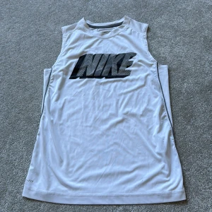 Sportlinne i vitt från Nike - Nikelinne för träning. Mjuk och skönt träningsmaterial.