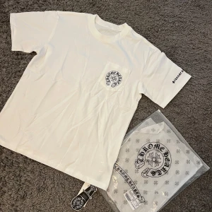 CHROME HEARTS T-SHIRT  - Hej, säljer denna Chrome Hearts T-shirts/tee. Allt medföljer dvs tags och poly bag. T-shirten är i nyskick och väldigt bra kvalité 
