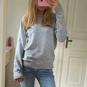 Grå stickad tröja från Vila - grå stickad tröja från Vila i storlek S. Fint skick, inge tecken på användning💕