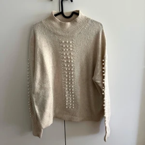  Stickad tröja med pärlor på -  Stickad tröja  från Zara 