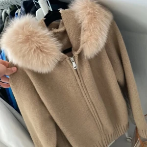 Beige stickad jacka med fuskpäls - Jätte fin beige stickad jacka/cardigan från Alessa i storlek s men passar även m💕säljer pga att jag inte använder den