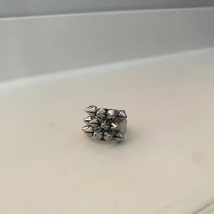 silvrig ring med nitar edblad - denna fina och populära nit ringen är från edblad. ringen är i stl 16mm/xs. säljer även den andra modellen av peak ring i samma storlek! ringen köpte jag för 399kr. kom privat för frågor och priset går alltid att diskuteras💓💓