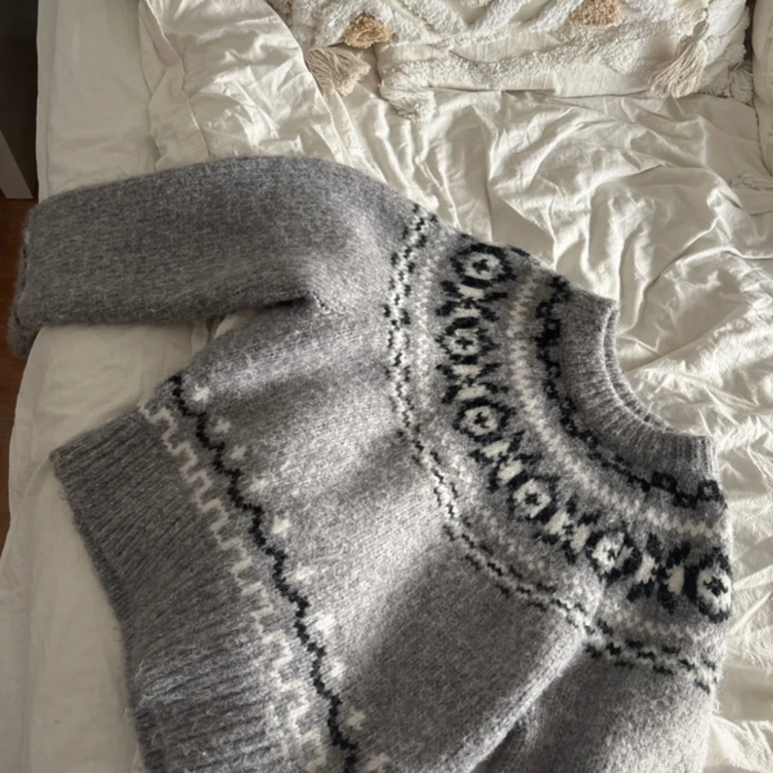 Grå stickad tröja  - 1