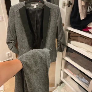 Kostym  - Mörgrå elegant kavaj storlek 36 och byxa 38 då byxan var små i storlek så passar en som har 36/38. Är som ny, använd 1 gång.