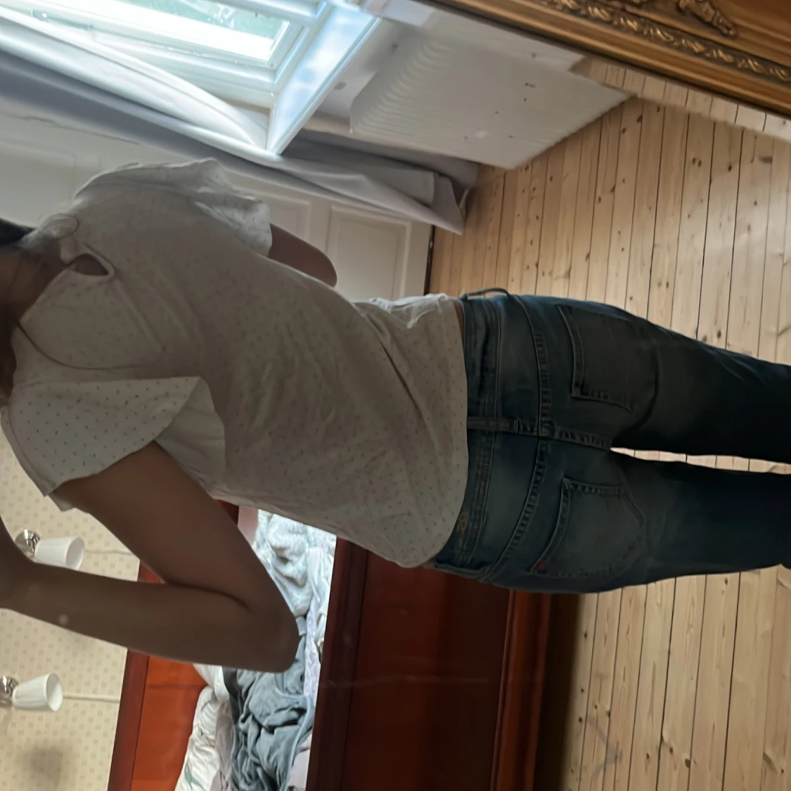 Vit prickig blus med volangärmar - 1