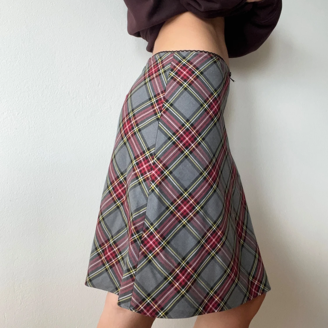 Grå rutig kjol med röda detaljer