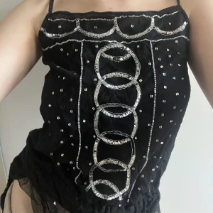 Topp - Vacker topp med paljettdetaljer!