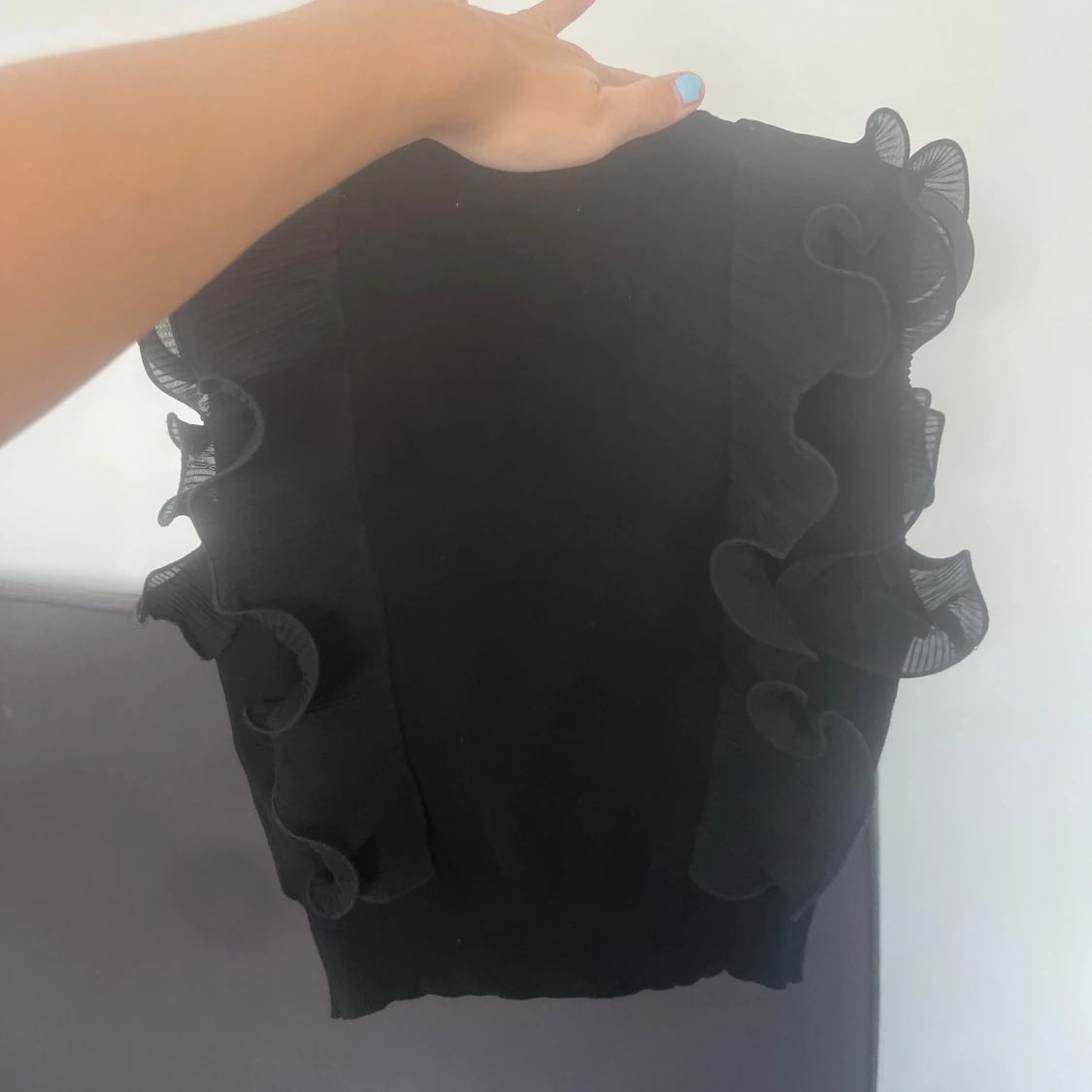 Svart kort topp med volanger  - 4