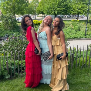 Helt ny röd balklänning - En helt oanvänd balklänning! Jag var dum No gatt inte skicka tillbaks klänningen i tid så fick ej returnera den. Helt ny och perfekt till er som också ska ha bal framöver🥰passar XS & S. Nypris 1489kr. Priset kan diskuteras 