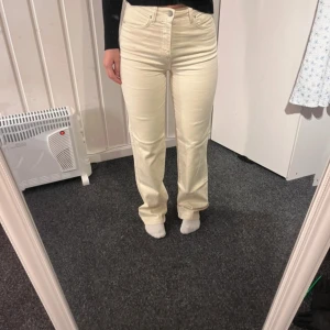 Madlady jeans - Beige jeans från Madlady i rak modell med hög midja. I storlek 34 längd 32, använd men i bra skick
