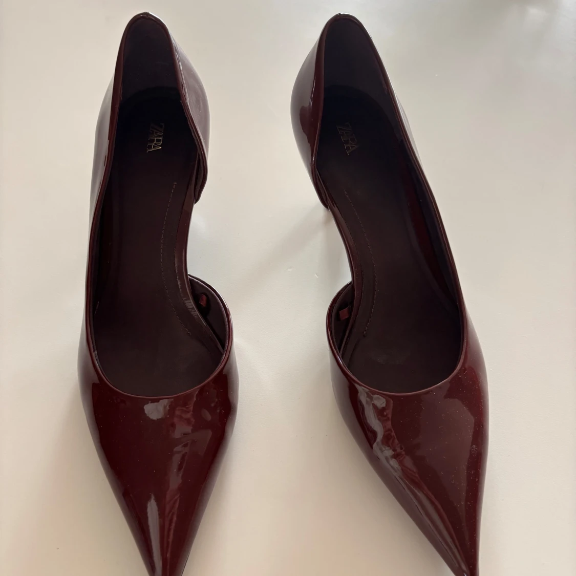 Vinröda klackar med spetsig tå från Zara - 2