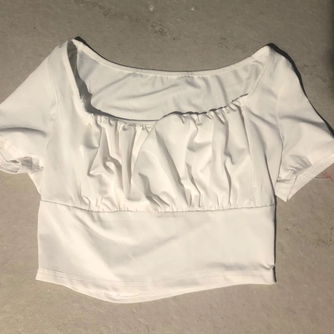 Vit croppad blus med rynk - 1