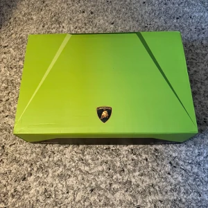 LEGO Lamborghini – Grön (Technic) - LEGO Lamborghini – Grön (Technic) 🚗 Modell: Lamborghini Sián FKP 37 🎨 Färg: Grön 📦 Skick: 10/10 – helt ny, oöppnad 🎁 Bakgrund: Fick den som present men har aldrig haft tid att bygga