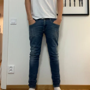 Replay anbass - |Säljer ett par jeans från Replay|Färg: Blå|Storlek 28/32|Passform:Slimfit|Fraktar så fort som möjligt via PostNord eller Instabox ✉️ 📬|