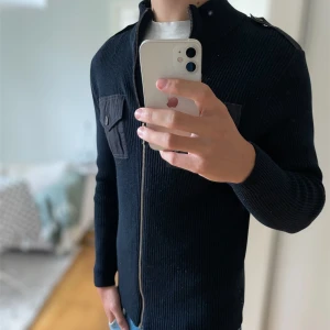 Stickad Marinblå Cardigan - Säljer en riktigt fet stickad cardikgan | skick 9/10✅ | skriv vid frågor eller funderingar!