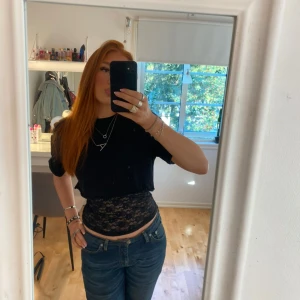 Svart croppad t-shirt - Svart croppad t-shirt. Använd ett fåtal gånger💕