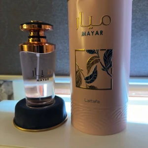 Mayar parfym från Lattafa - Säljer en elegant parfym från Lattafa, Mayar. Flaskan är genomskinlig med roséguldfärgat lock och detaljer, och parfymen kommer i en lyxig rosa förpackning med guld- och blåmönstrad dekor. Perfekt för dig som gillar snygg design och exklusiv känsla. En söt och blommig parfym för kvinnor med litchi, pion och vanilj. Perfekt för vardag och fest! Har sprayat typ fyra gånger av den ä fortfarande helt ny🙌🏻 Ny pris 340