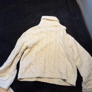 Vit polotröja - Säljer en mysig vit kabelstickad polotröja med hög krage och långa ärmar. Skriv för fler bilder💕