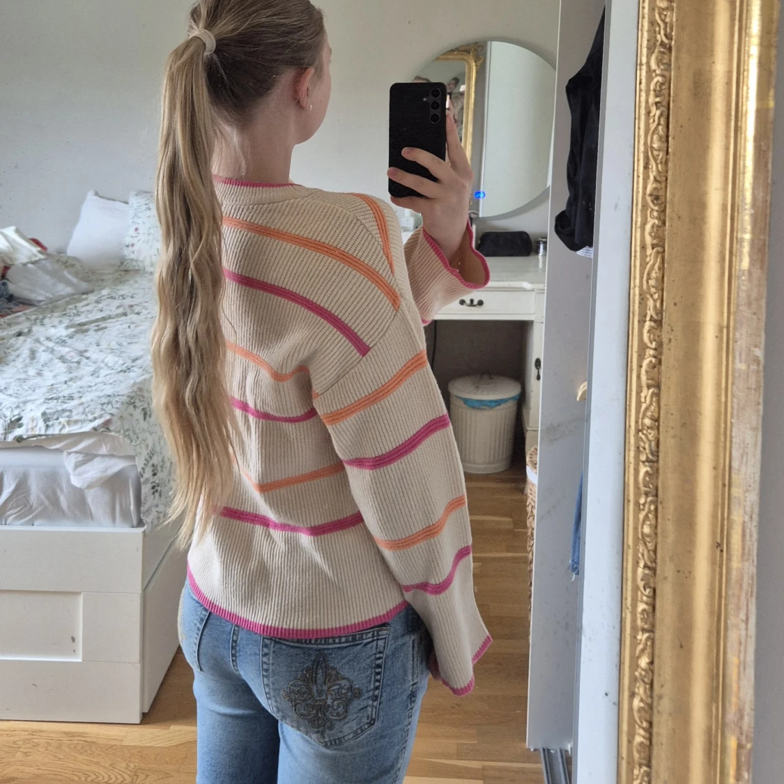 Randig beige stickad tröja