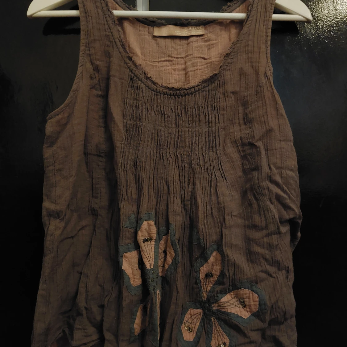 Beige linnetopp med broderade fjärilar - 1