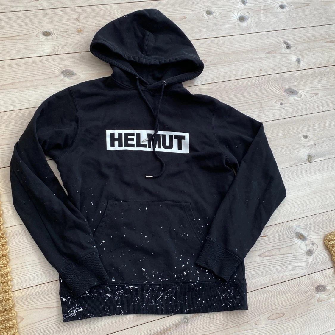 Svart Helmut Lang hoodie med färgstänk