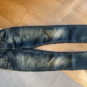Nudie jeans  - Mycket fina nudie jeans med en unik tvätt, dom är storlek 28 i midjan men troligtvis uppsydda så skulle säga att längden är mer som en 30 än 32 