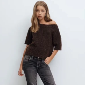 Brun stickad offshoulder-tröja - Mysig brun stickad tröja med offshoulder och korta ärmar. Perfekt hösttröja ❣️ i strl 158/164, nypris 229