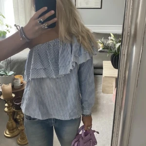 One shoulder blus - Blå vit randig one shoulder blus från Zara!