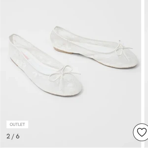 Vita spets ballerinaskor med rosett - Söta vita ballerinaskor med spetsdetaljer och en liten rosett framtill. Skorna har rund tå och platt sula, perfekta för studenten. Har endast använt dom en gång så väldigt bra skick. 