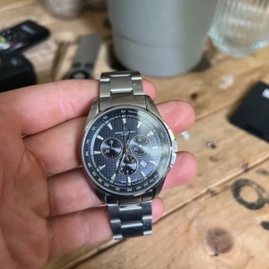  jacques lemans klocka - Nu servad med kvitto. Allt du kar perfekt inga skador eller liknande. Riktgt fin klocka för runt 6000-7000 inte använd mycket då jag varit så rädd om den ser inprinsip ny ut.