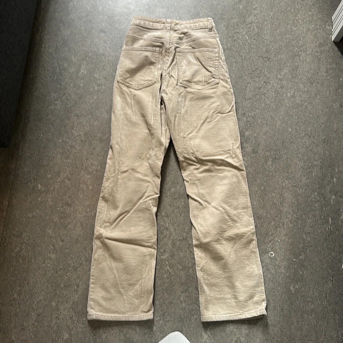 Beiga manchesterbyxor från Weekday - 1