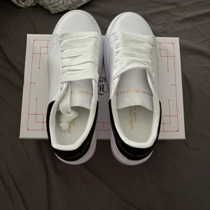 Vita sneakers från Alexander McQueen - Stilrena vita sneakers från Alexander McQueen. Priset kan diskuteras för en snabb affär och skorna kommer med boxen såklart!